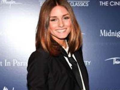 Απόλυτα θηλυκή με… ανδρόγυνο look!