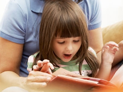 Όταν του διαβάζετε ένα βιβλίο