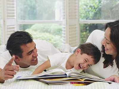 Το διάβασμα με τους γονείς βοηθάει τις επιδόσεις του