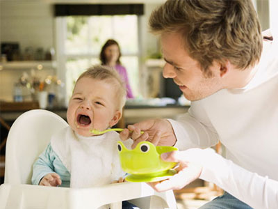 Δέκα «ανδρικοί» τρόποι για να ηρεμήσει ένα μωρό που κλαίει