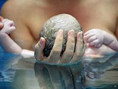 Γέννα σε πισίνα ή στο σπίτι σας