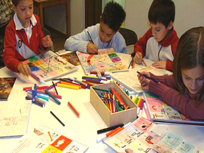 Μουτζουρώνει άδειες κόλλες;