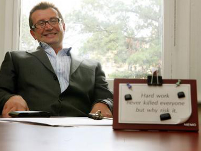 Ομογενής μεγαλοδικηγόρος κινείται κατά συγγραφέων