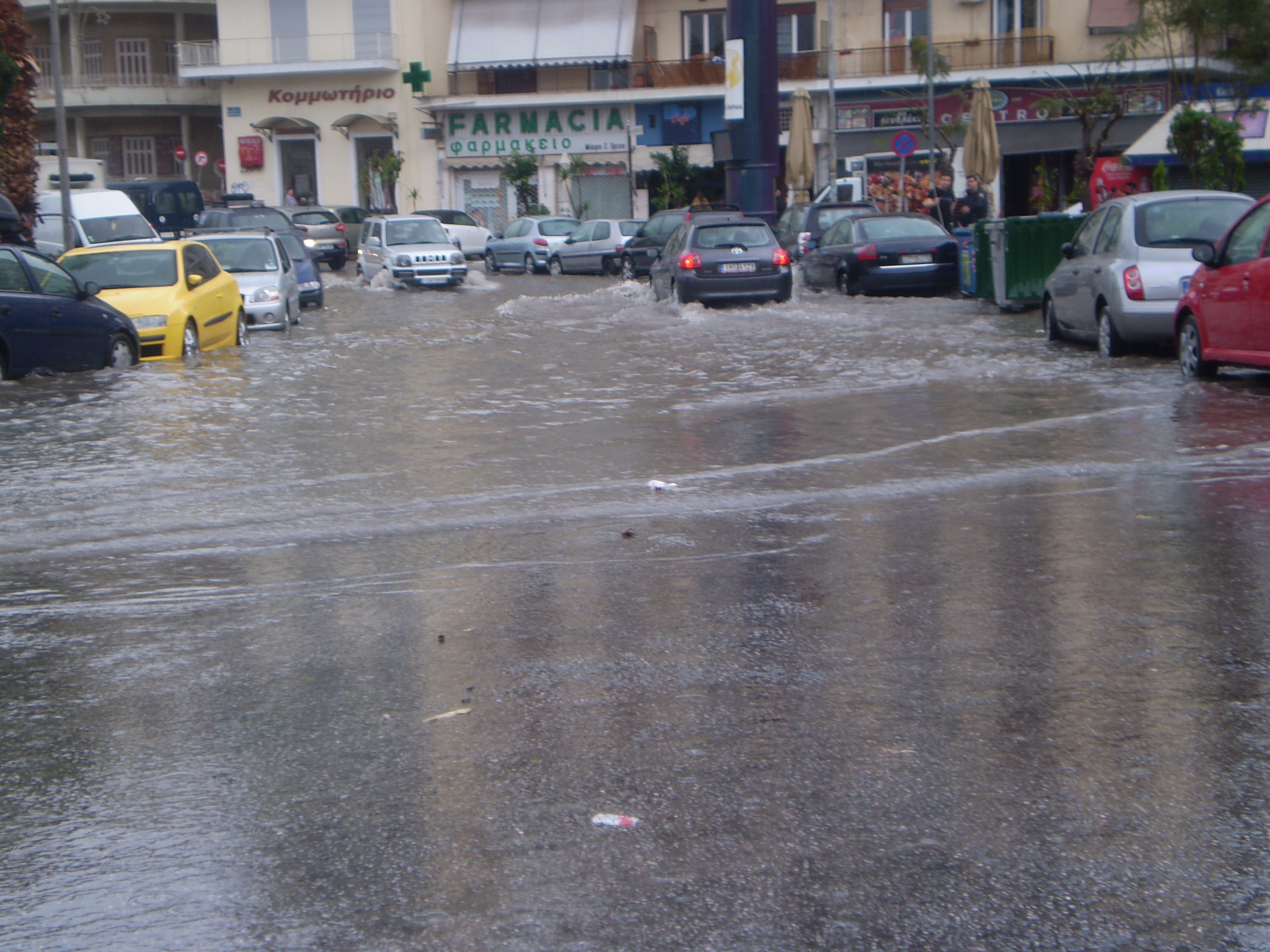 Σοβαρά προβλήματα από την βροχή στον Πειραιά
