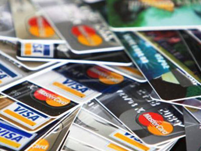 Παράνομοι οι ειδικοί όροι σε κάρτες και δάνεια