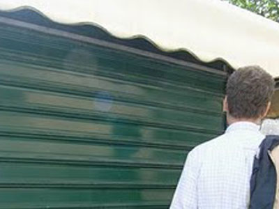 Κατεβάζουν τα στόρια οι περιπτεράδες Κατεβάζουν τα στόρια οι περιπτεράδες