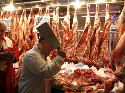 Κλέβουν στο ζύγι οι κρεοπώλες