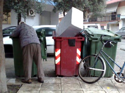 Άνεργος οικοδόμος: Αναζητώ την αξιοπρέπεια μου στα σκουπίδια