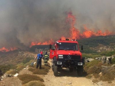 Άνδρος: Πυρκαγιά σε χαράδρα στο Άνω Γαύριο