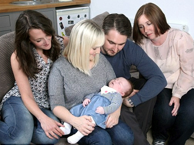 Βρετανία: Ένα μωρό με τρεις μαμάδες!