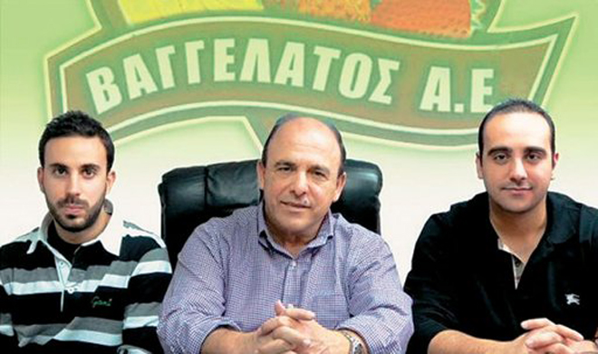 Ο Ν. Βαγγελάτος στα γραφεία της εταιρείας του μαζί  με τους δύο γιους του, Μάκη και Σταύρο.