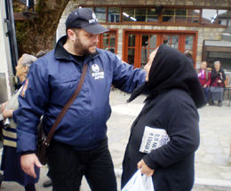 Στη φωτογραφία ντοκουμέντο, ηλικιωμένη κάτοικος της Ποταμιάς Θάσου συνομιλεί χαμογελαστή με μέλος της οργάνωσης.  