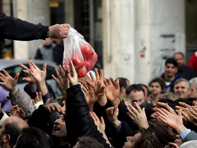 Μάθανε πως πτωχεύσαμε πλακώσαν κι’ οι «τουρίστες…»