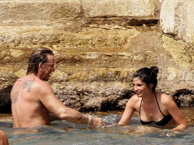 Στη Σκιάθο ο Μίκι Ρουρκ και άλλοι 1.599