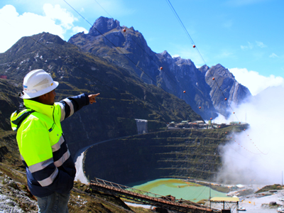 Ινδονησία: Εγκλωβισμένοι εργάτες σε μεταλλείο