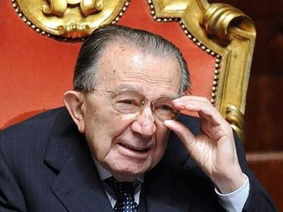 Χωρίς τιμές η κηδεία του Τζούλιο Αντρεότι