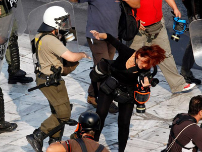 Ερώτηση Τσίπρα για την αστυνομική βία κατά των φωτορεπόρτερ