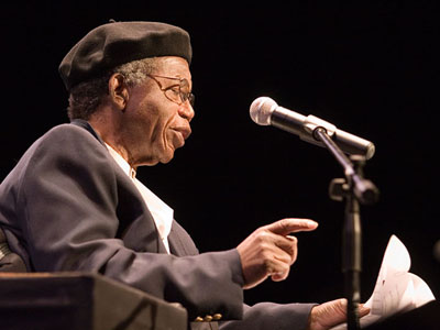 Νιγηρία: Απεβίωσε ο Νιγηριανός συγγραφέας Τσινούα Ατσέμπε