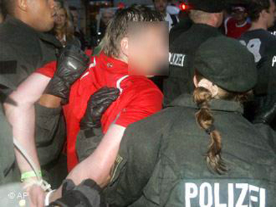 Σπείρα νεοναζί κατηγορείται για δεκάδες βαριά εγκλήματα