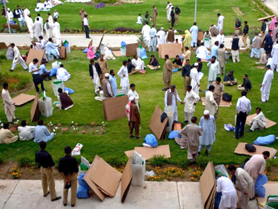 Πακιστάν: Με προβλήματα έκλεισαν οι κάλπες