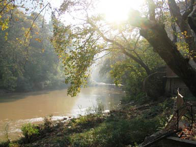 Ρυπαίνοντας τις όχθες του Πηνειού
