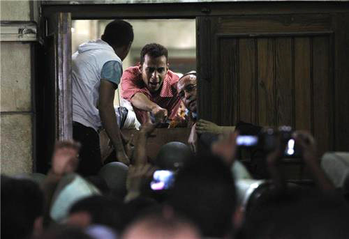 Οπαδοί του Μόρσι, μέσα από το τέμενος μιλούν στα ΜΜΕ αλλά και με την Αστυνομία