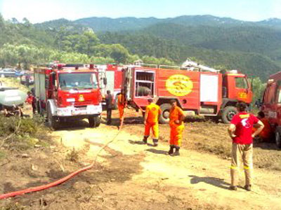 Έπιασαν στα πράσα πυρομανή και τον άφησαν