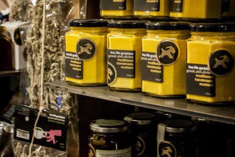 Διάφορα ντόπια προϊόντα στα ράφια