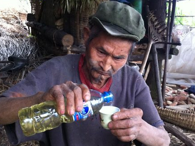 «Βιονικός» Κινέζος πίνει βενζίνη τα τελευταία 42 χρόνια