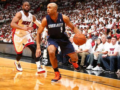 Δύσκολη νίκη για τους Χιτ