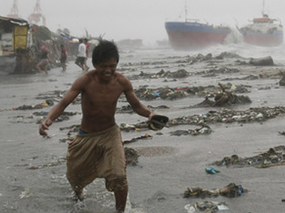 Στο έλεος του τυφώνα «Μπόφα» οι Φιλιππίνες Στο έλεος του τυφώνα «Μπόφα» οι Φιλιππίνες