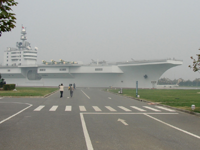 Η Κίνα «ρίχνει στα βαθιά» το πρώτο της αεροπλανοφόρο Η Κίνα «ρίχνει στα βαθιά» το πρώτο της αεροπλανοφόρο