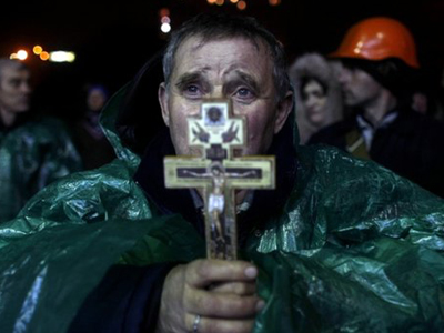 Εκεχειρία και «πυροσβεστικές» διαπραγματεύσεις ανακοίνωσε ο Γιανουκόβιτς