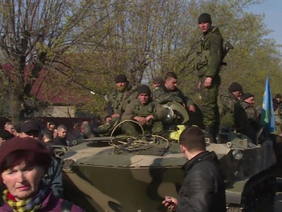 Φάλαγγα στρατιωτικών οχημάτων υπό ρωσική σημαία εμφανίστηκε στο Σλαβιάνσκ Φάλαγγα στρατιωτικών οχημάτων υπό ρωσική σημαία εμφανίστηκε στο Σλαβιάνσκ