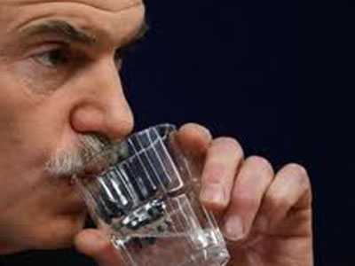 Ο Παπανδρέου και η πολυκατοικία της Δεξιάς