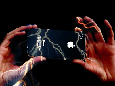 Κίνα: Σοκ μετά τον θάνατο από ηλεκτροπληξία ενός χρήστη i-Phone Κίνα: Σοκ μετά τον θάνατο από ηλεκτροπληξία ενός χρήστη i-Phone