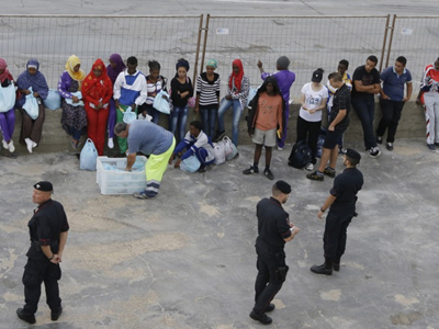 Καταγγελία της Κομισιόν για απάνθρωπη μεταχείριση μεταναστών στη Λαμπεντούζα