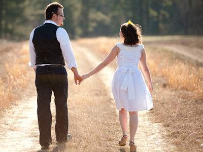 Το βήμα του άνδρα αλλάζει δίπλα στη σύντροφο του