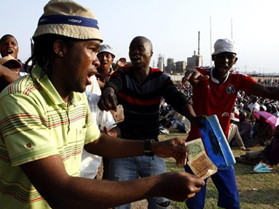 Μεταλλωρύχος απεργοσπάστης λιθοβολήθηκε μέχρι θανάτου Μεταλλωρύχος απεργοσπάστης λιθοβολήθηκε μέχρι θανάτου