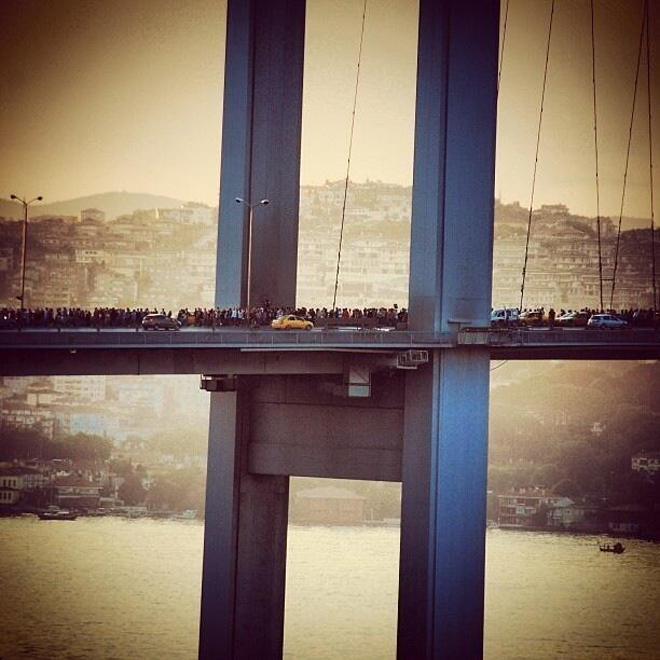 Σημερινή άποψη της γέφυρας του Βοσπόρου με χιλιάδες διαδηλωτές να κατευθύνονται προς το κέντρο της Πόλης