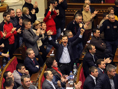 Υπέρ της απομάκρυνσης του Γιανουκόβιτς ψήφισε η ουκρανική Βουλή