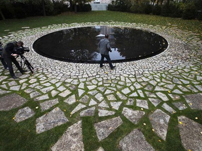 Μνημείο στη μνήμη των εκδιωχθέντων Ρομά στο Βερολίνο Μνημείο στη μνήμη των εκδιωχθέντων Ρομά στο Βερολίνο