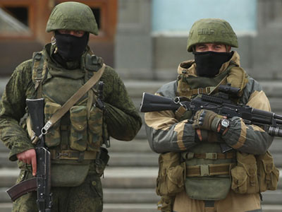 Ρώσοι στρατιώτες απειλούν με έφοδο αεροπορική βάση στην Κριμαία