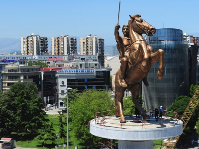 Δεν βλέπουν με «καλό μάτι» την κιτς ανάπλαση των Σκοπίων οι κάτοικοι