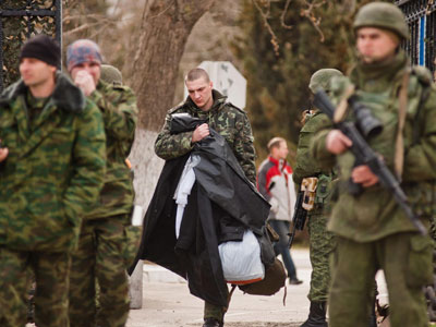 «Ήρωες» οι Ουκρανοί στρατιώτες που επιστρέφουν από την Κριμαία