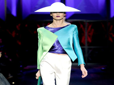 Armani: Δημιουργεί τη μόδα, δεν την ακολουθεί