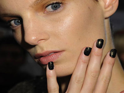 Nύχια που θυμίζουν… βαμπίρ