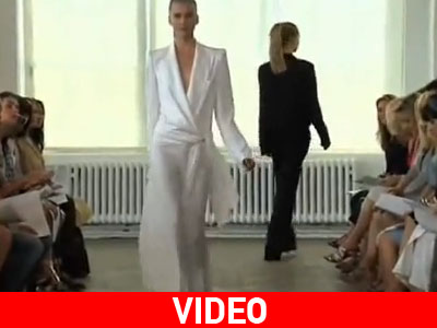 Λιτότητα προτείνει η Donna Karan για την άνοιξη του 2011