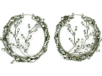 Δώστε έμφαση στα σκουλαρίκια