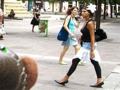 Η φούστα… επιλέγει τα παπούτσια